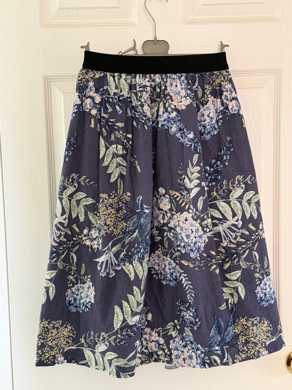 Kim’s boutique: Women's Navy Floral A-Line Skirt. Gently used just like new